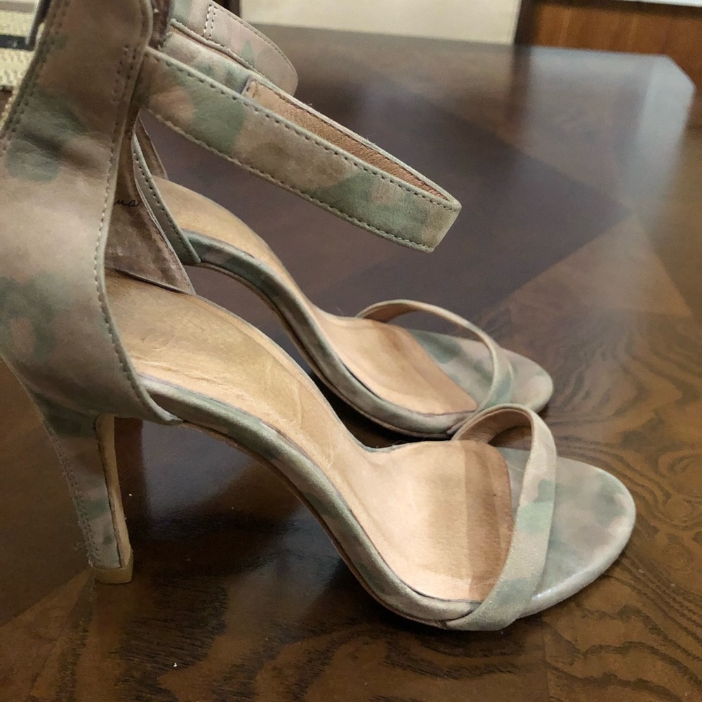 Joie camuflaje size 5 heels